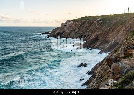 Onde che si infrangono sulla scogliera lungo la costa dell'Oceano Indiano al punto di Mossel Bay, Sud Africa Foto Stock