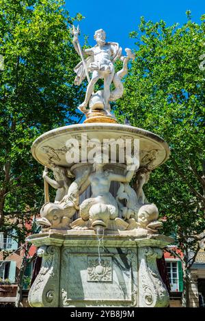 Fontana di Nettuno in piazza Carnot, Carcassonne, Occitania, Francia Foto Stock