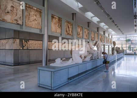 Vista del Museo dell'Acropoli, un museo archeologico situato nel centro storico di Atene dedicato a mostrare le scoperte dell'Acropoli Foto Stock