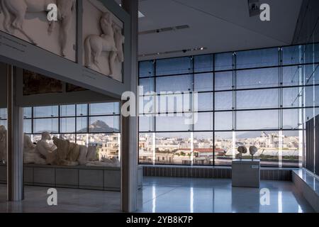 Vista del Museo dell'Acropoli, un museo archeologico situato nel centro storico di Atene dedicato a mostrare le scoperte dell'Acropoli Foto Stock