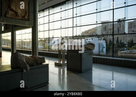 Vista del Museo dell'Acropoli, un museo archeologico situato nel centro storico di Atene dedicato a mostrare le scoperte dell'Acropoli Foto Stock