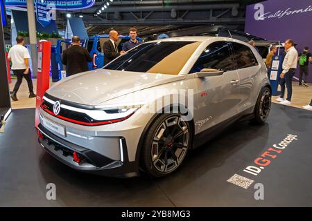 Volkswagen ID. GTI Concept (2025) auto elettrica al Salone dell'automobile di Parigi. Parigi, Francia - 14 ottobre 2024 Foto Stock