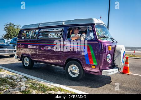 Gulfport, MS - 3 ottobre 2023: Vista ad angolo frontale ad alta prospettiva di un furgone Westfalia Volkswagen Type 2 del 1978 in occasione di un salone di auto locale. Foto Stock