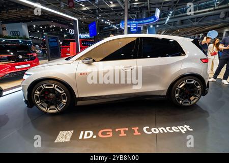 Volkswagen ID. GTI Concept (2025) auto elettrica al Salone dell'automobile di Parigi. Parigi, Francia - 14 ottobre 2024 Foto Stock