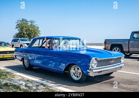 Gulfport, MS - 3 ottobre 2023: Vista dall'alto angolo anteriore di una Chevrolet Nova Chevy II 2 porte del 1965 in una mostra di auto locale. Foto Stock