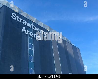 Stoccolma, Svezia. 6 ottobre 2024. Vista della Strawberry Arena (ex Friends Arena) a Solna, a nord di Stoccolma. Il club AIK e la nazionale svedese giocano le loro partite casalinghe nello stadio di calcio. Nell'arena si tengono anche grandi concerti. Crediti: Steffen Trumpf/dpa/Alamy Live News Foto Stock