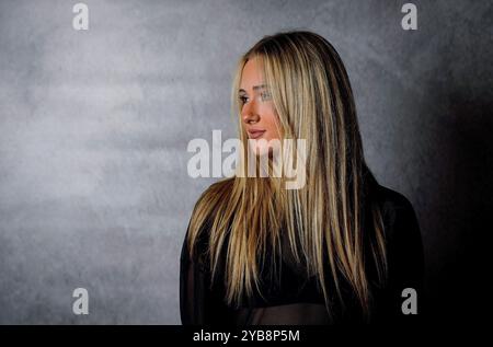 Modella scatta con ballerini in studio Foto Stock