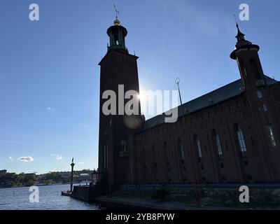 Stoccolma, Svezia. 6 ottobre 2024. Vista dello Stockholms Stadshus, il municipio della capitale svedese. E' qui che si svolge ogni anno il banchetto per la maggior parte dei vincitori del premio Nobel. Crediti: Steffen Trumpf/dpa/Alamy Live News Foto Stock