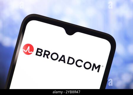 17 ottobre 2024, Portogallo. In questa immagine, il logo Broadcom viene visualizzato sullo schermo di uno smartphone Foto Stock