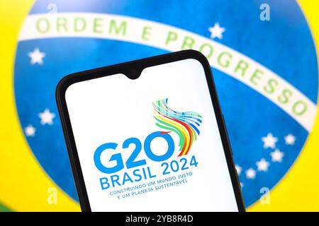 17 ottobre 2024, Portogallo. In questa immagine, il logo del vertice del G20 di Rio de Janeiro 2024 (G20 Brasile) viene visualizzato sullo schermo di uno smartphone Foto Stock