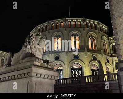 Oslo, Norvegia. 10 ottobre 2024. Il Parlamento norvegese nel centro della capitale è illuminato di notte. Crediti: Steffen Trumpf/dpa/Alamy Live News Foto Stock