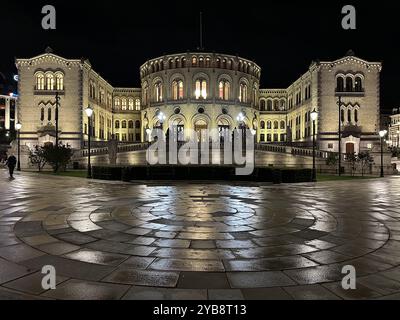 Oslo, Norvegia. 10 ottobre 2024. Il Parlamento norvegese nel centro della capitale è illuminato di notte. Crediti: Steffen Trumpf/dpa/Alamy Live News Foto Stock