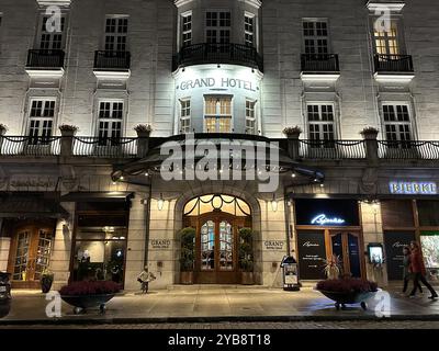 Oslo, Norvegia. 10 ottobre 2024. Il Grand Hotel nel centro della città è illuminato di notte. L'hotel ospita tradizionalmente i vincitori del Premio Nobel per la Pace quando vengono a Oslo per la cerimonia di premiazione. Crediti: Steffen Trumpf/dpa/Alamy Live News Foto Stock