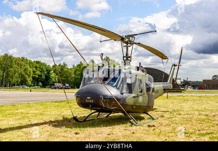 Elicottero Bell UH-1 Huey dell'esercito tedesco dal THR-30 Niederstetten alla base aerea Beavechain. Bevekom, Belgio - 20 maggio 2015 Foto Stock