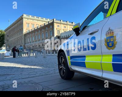 Stoccolma, Svezia. 6 ottobre 2024. Una pattuglia della polizia svedese è parcheggiata nella città vecchia di Stoccolma. Il Palazzo reale può essere visto sullo sfondo. Crediti: Steffen Trumpf/dpa/Alamy Live News Foto Stock