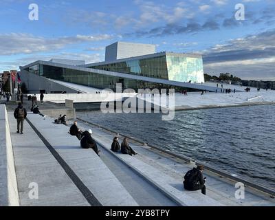 Oslo, Norvegia. 11 ottobre 2024. I passanti si godono la vista dell'opera. Crediti: Steffen Trumpf/dpa/Alamy Live News Foto Stock