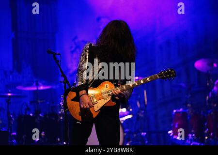 Il gruppo glam rock britannico The Struts si esibisce dal vivo a Berlino all'Huxleys Neue Welt per il Grand Union Tour Foto Stock