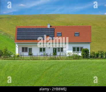 Casa generica innovativa con fotovoltaico sul tetto (edificio e dintorni modificati mediante editing di immagini) Foto Stock