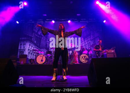 Il gruppo glam rock britannico The Struts si esibisce dal vivo a Berlino all'Huxleys Neue Welt per il Grand Union Tour Foto Stock