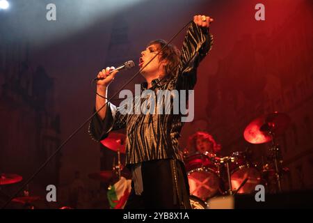 Il gruppo glam rock britannico The Struts si esibisce dal vivo a Berlino all'Huxleys Neue Welt per il Grand Union Tour Foto Stock