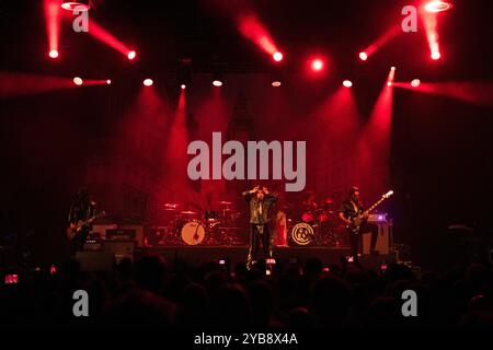 Il gruppo glam rock britannico The Struts si esibisce dal vivo a Berlino all'Huxleys Neue Welt per il Grand Union Tour Foto Stock