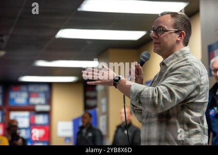 Madison, Stati Uniti. 15 ottobre 2024. Chasten Buttigieg fa commenti al Blue Wall Bus Tour a sostegno della campagna di Kamala Harris per la presidenza a Madison, Wisconsin, il 15 ottobre 2024. (Foto di Cullen Granzen/Sipa USA) credito: SIPA USA/Alamy Live News Foto Stock