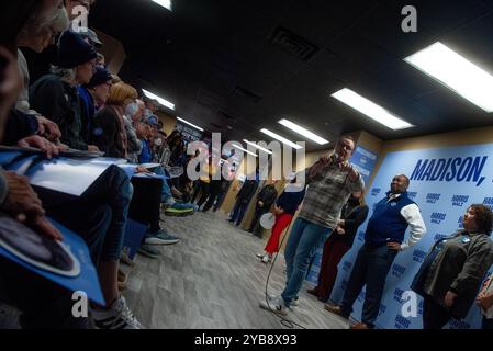 Madison, Stati Uniti. 15 ottobre 2024. Chasten Buttigieg fa commenti al Blue Wall Bus Tour a sostegno della campagna di Kamala Harris per la presidenza a Madison, Wisconsin, il 15 ottobre 2024. (Foto di Cullen Granzen/Sipa USA) credito: SIPA USA/Alamy Live News Foto Stock