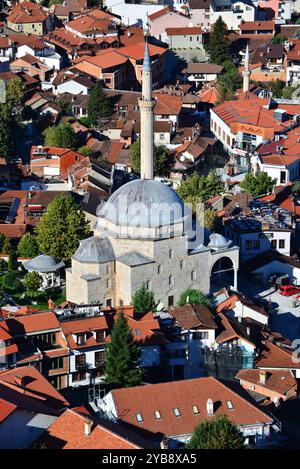 La storica Moschea Sinan Pasha a Prizren, in Kosovo, fu costruita durante il periodo ottomano. Foto Stock