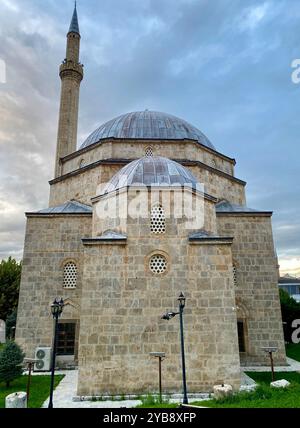 La storica Moschea Sinan Pasha a Prizren, in Kosovo, fu costruita durante il periodo ottomano. Foto Stock