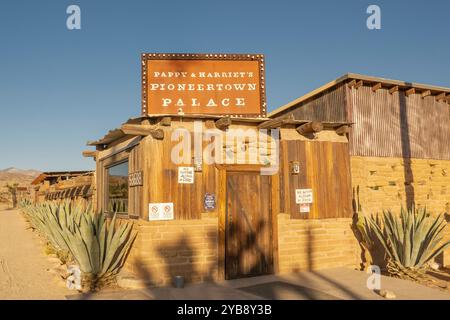 Nel 1946, nel sito in cui oggi si trova Pappy & Harriet, i registi costruirono un set cantina che fu utilizzato in film occidentali tra cui The Cisco Kid. Foto Stock