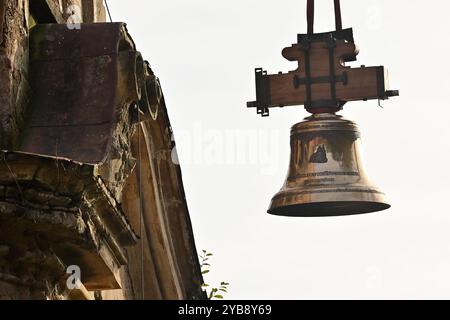 Zlutice, Boemia occidentale. 17 ottobre 2024. Installazione di nuove tre campane (campana raffigurata di nome Vergine Maria) per la Chiesa di visita della Vergine Maria a Skoky vicino a Zlutice, Boemia occidentale, Repubblica Ceca, 17 ottobre 2024. Crediti: Slavomir Kubes/CTK Photo/Alamy Live News Foto Stock