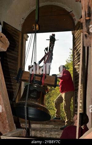 Zlutice, Boemia occidentale. 17 ottobre 2024. Installazione di nuove tre campane (campana raffigurata di nome Vergine Maria) per la Chiesa di visita della Vergine Maria a Skoky vicino a Zlutice, Boemia occidentale, Repubblica Ceca, 17 ottobre 2024. Crediti: Slavomir Kubes/CTK Photo/Alamy Live News Foto Stock