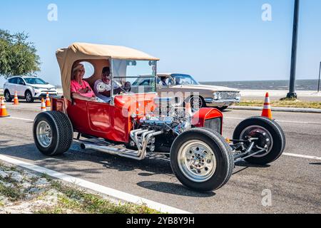 Gulfport, MS - 3 ottobre 2023: Vista dall'alto angolo anteriore di una Ford Model T Bucket Hot Rod del 1923 in una mostra di auto locale. Foto Stock