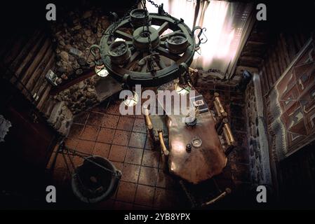 CORDOVA, ARGENTINA, 4 MAGGIO 2022: Interno di un accogliente e rilassante loft in legno con caminetto visto dal secondo piano Foto Stock