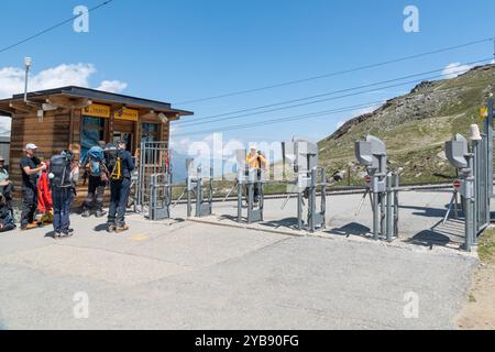 Zermatt, Svizzera - 26 luglio 2024: Cambio biglietti presso la stazione Riffelsee di Gorgergrat Foto Stock