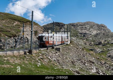 Zermatt, Svizzera - 26 luglio 2024: La ferrovia Gornergrat alla fermata del lago Riffelsee, in avanti e in alto Foto Stock