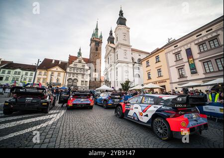 Klatovy, Repubblica Ceca. 17 ottobre 2024. Vetture a Namesti Miru (piazza) dopo l'evento Central European Rally World Rally Championship a Klatovy, Repubblica Ceca, il 17 ottobre 2024. Crediti: Petr Skrivanek/CTK Photo/Alamy Live News Foto Stock