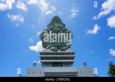 La statua di Lord Wishnu sullo sfondo di un cielo blu nuvoloso al Parco culturale Garuda Wisnu Kencana a Bali, Indonesia. Copia immagine spazio Foto Stock