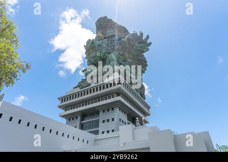 La statua di Lord Wishnu sullo sfondo di un cielo blu nuvoloso al Parco culturale Garuda Wisnu Kencana a Bali, Indonesia. Copia immagine spazio Foto Stock