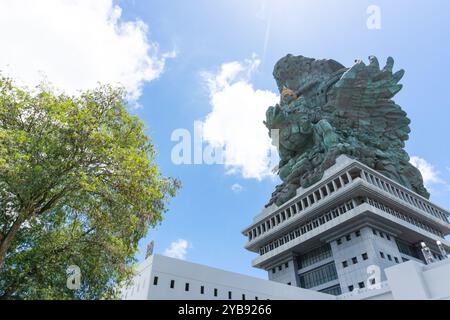 La statua di Lord Wishnu sullo sfondo di un cielo blu nuvoloso al Parco culturale Garuda Wisnu Kencana a Bali, Indonesia. Copia immagine spazio Foto Stock