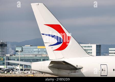 China Eastern, Boeing 777 ER, B2005, Symbolbild für China Eastern, Flughafen Frankfurt, Boeing 777, Passagierflugzeug, Fluggesellschaft, Luftfahrt, Rollfeld, Flugzeug am Boden, Pushback-Fahrzeug, Luftverkehr, internationales Reisen, Flugzeugschlepp, Francoforte sul meno, Flughafenbetrieb, Asien-Europa Flugverbindung, Langstreckenflug, internationaler Flughafen, Urlaub, Luftfahrtindustrie, Flughafensicherheit, Flughafeninfrastruktur, Fluggesellschaften in Cina, Flugverbindungen, Boeing, Luftfahrttechnik, Flugzeugwartung, Heck, Logo, Seitenleitwerk, Höhenleitwerk *** China Eastern, Boeing 777 ER, Foto Stock