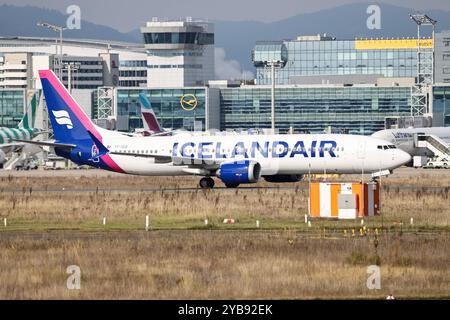 Icelandair, Boeing 737-9 Max, TF-ICD, Symbolbild für Icelandair, Flughafen Frankfurt, Passagierflugzeug, Fluggesellschaft, Luftfahrt, 737-9 MAX, Terminalgebäude, Rollfeld, Flugzeug am Boden, Startvorbereitungen, Luftverkehr, Reisen, isola, Francoforte sul meno, Flughafenbetrieb, Airline-Branding, Internationaler Flughafen, Urlaub, Luftfahrtindustrie, Flughafeninfrastruktur, Flugverbindungen, Passagiertransport, aviazione **** Icelandair, Boeing 737 9 Max, TF ICD, immagine simbolica per Icelandair, Aeroporto di Francoforte, aeromobili passeggeri, compagnia aerea, aviazione, 737 9 MAX, edificio terminal, asfalto, aereo Foto Stock