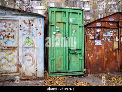 Russia, Voronezh - 01 novembre 2023: Garage in metallo e un piccolo container nel cortile di un condominio Foto Stock