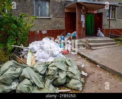 Russia, Voronezh - 1 novembre 2023: Rifiuti domestici e di costruzione scaricati all'ingresso Foto Stock