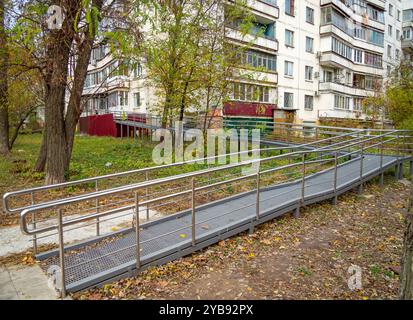 Russia, Voronezh - 1 novembre 2023: Una rampa inclinata molto lunga per persone con mobilità limitata, Voronezh Foto Stock