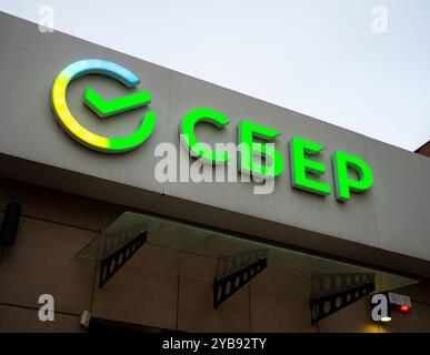 Russia, Voronezh - 1 novembre 2023: Logo SBER sopra l'ingresso di una filiale di una banca, Voronezh Foto Stock