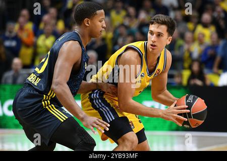 Matteo spagnolo (ALBA Berlin, #3) und Devon Hall (Fenerbahce Istanbul, #20) GER, ALBA Berlin V Fenerbahce, basket, EuroLeague, Saison 2024/2025, 4. Spieltag, 17.10.2024 foto: Eibner-Pressefoto/Ryan Sleiman Foto Stock