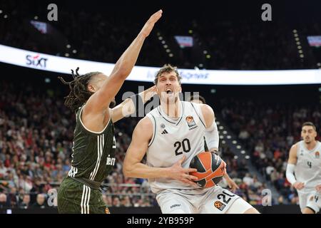 Carsen Edwards (FC Bayern Basketball, #3) versucht Mikael Jantunen (Paris Basketball, #20) zu blocken. GER, FC Bayern Basketball vs. Paris Basketball, Basketball, Euroleague, Saison 2024/2025, 17.10.2024, foto: Eibner-Pressefoto/Marcel Engelbrecht Foto Stock