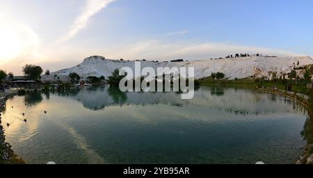 Pamukkale Travertines, situata a Denizli, Turchia, è una regione turistica molto importante. Foto Stock