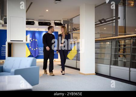 Bruxelles, Belgio. 17 ottobre 2024. Il presidente ucraino Volodymyr Zelenskyy, a sinistra, cammina con il presidente del Parlamento europeo Roberta Metsola, a destra, sulla strada per un incontro bilaterale a margine del vertice di due giorni del Consiglio europeo, 17 ottobre 2024, a Bruxelles, Belgio. Credito: Presidenza Ucraina/Ufficio stampa presidenziale ucraino/Alamy Live News Foto Stock